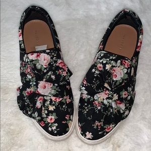 Floral Black Slip On Sneaker w/Bow Detail.